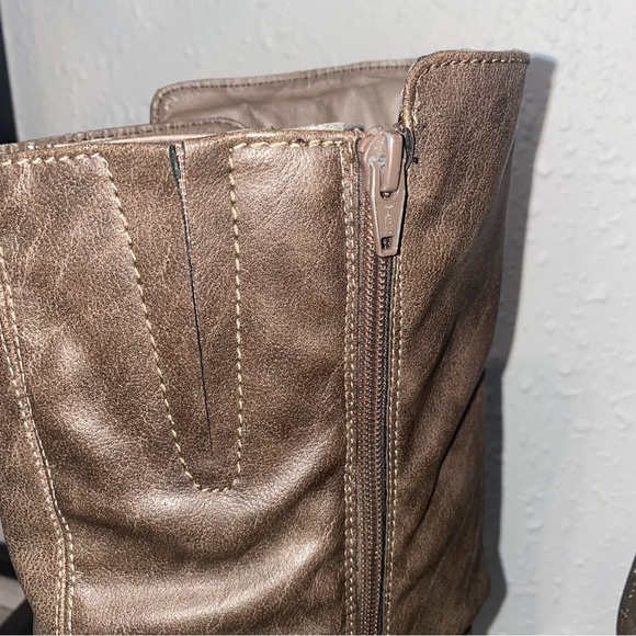 Women's Knee High Heeled Boots - Picture 3 of 10